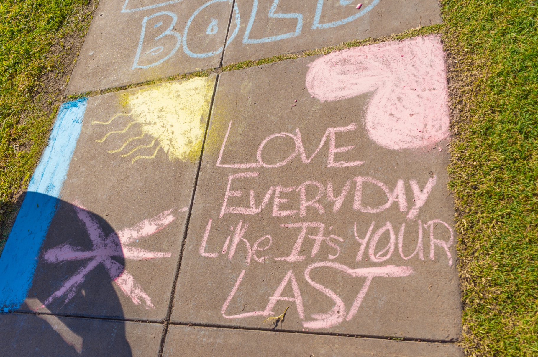 Chalk message reading Love everyday like it's your last